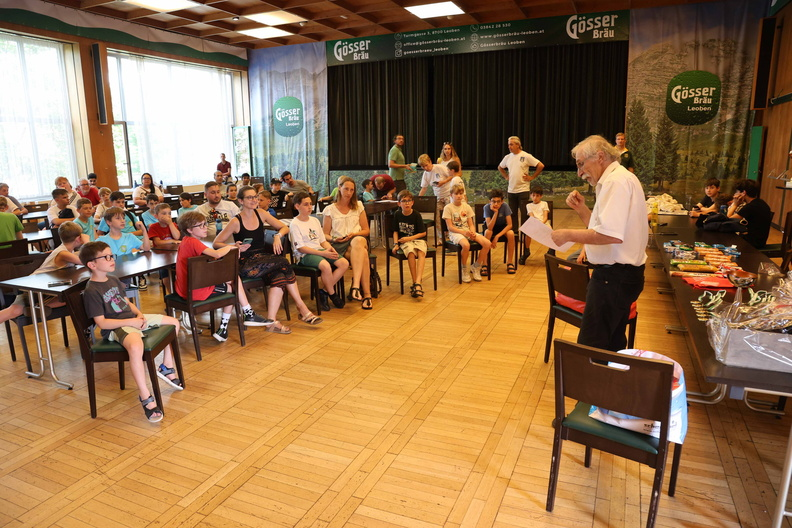 Teilnehmer der Steirischen Jugendschachrallye 2026 in Leoben sitzen vor der Siegerehrung