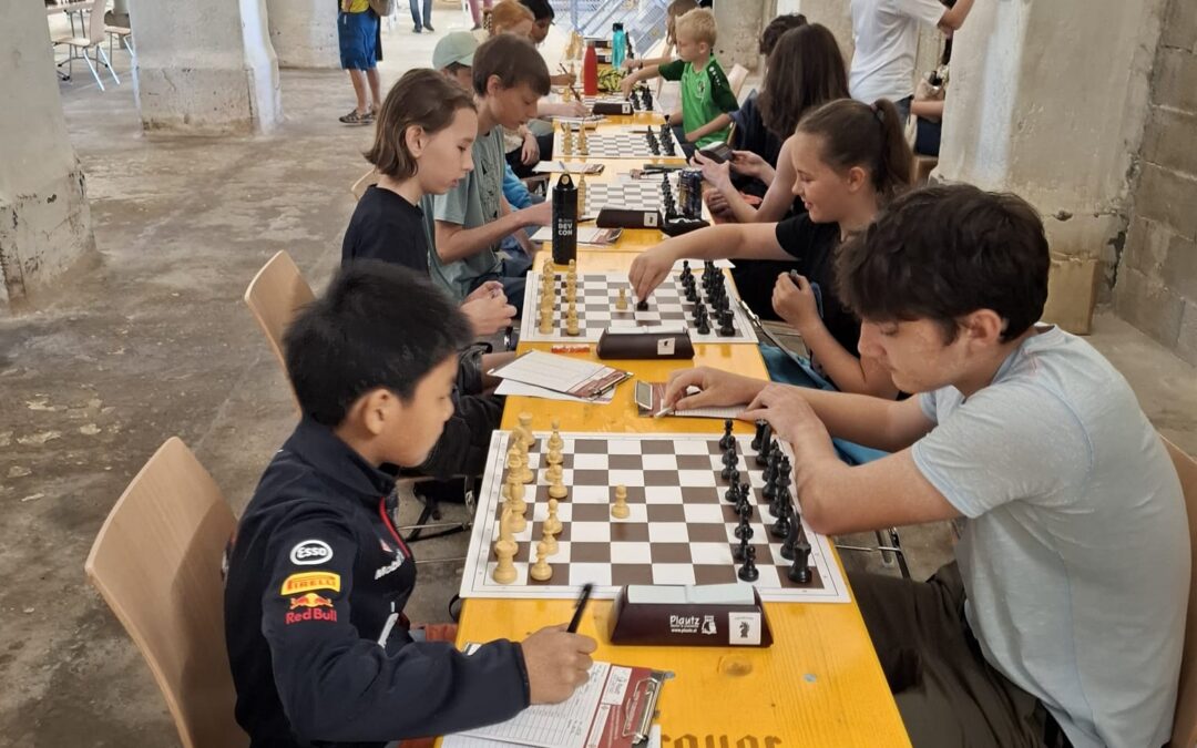 Kinder und Jugendliche spielen bei der Jugendschachrallye in der historischen Tennenmälzerei in Graz-Reininghaus Schach.
