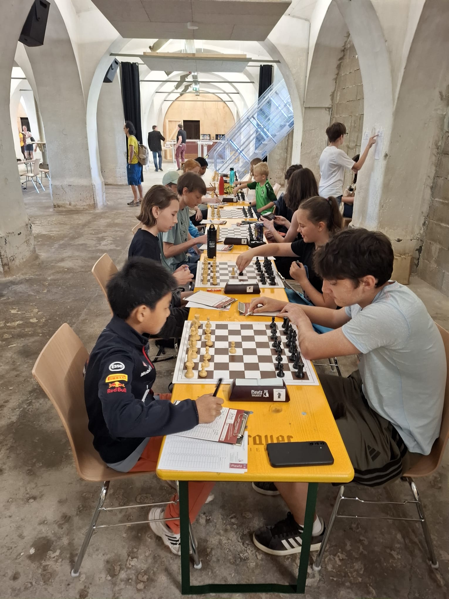 Kinder und Jugendliche spielen bei der Jugendschachrallye in der historischen Tennenmälzerei in Graz-Reininghaus Schach.
